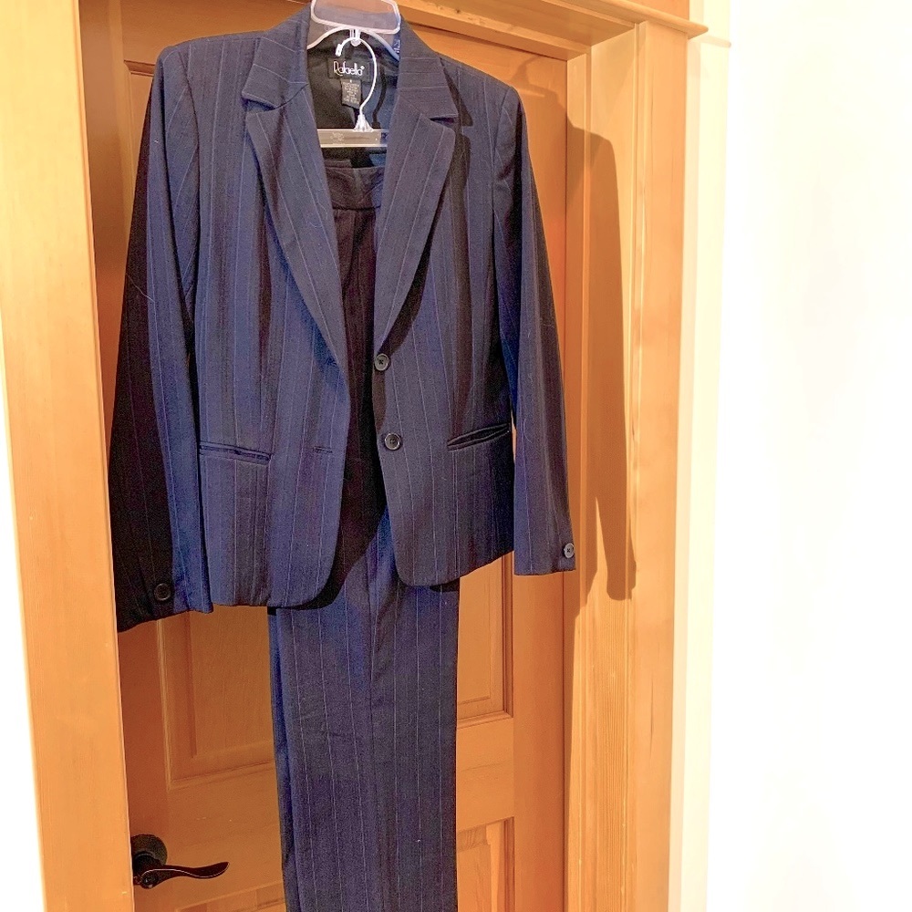 💥EUC💥Beautiful & Classic Navy Blue Pinstripe Blazer AND Trousers - Size 6 - Picture 5 of 16